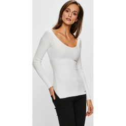 Guess Jeans - Bluzka. Białe bluzki damskie Guess Jeans, s, z aplikacjami, z elastanu, bez kołnierzyka. W wyprzedaży za 239,90 zł.