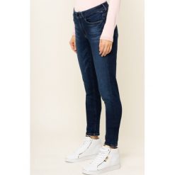 Jeansy Slim Fit Guess Jegging W01A03 D38R5. Niebieskie jeansy damskie Guess. W wyprzedaży za 299,00 zł.
