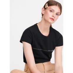 T-shirt z napisem - Czarny. Czarne t-shirty damskie Reserved, s, z napisami, bez kołnierzyka. Za 29,99 zł.