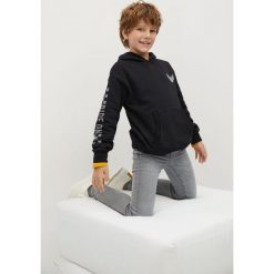 Mango Kids - Bluza bawełniana dziecięca Ride 110-164 cm. Czarne bluzy chłopięce Mango Kids, z nadrukiem, z bawełny, bez rękawów, z kapturem. Za 69,99 zł.