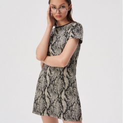 Wzorzysta sukienka mini - Jasny szary. Szare sukienki damskie Sinsay, s, bez wzorów, bez kołnierzyka, bez rękawów, mini. Za 39,99 zł.