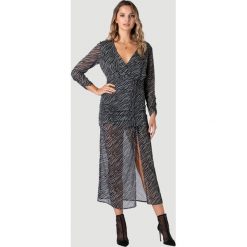 Sukienka w kolorze zielonym ze wzorem. Zielone sukienki damskie Urban Touch, bez wzorów, bez kołnierzyka, bez rękawów, midi, kopertowe. W wyprzedaży za 159,95 zł.