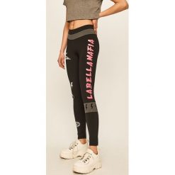 LaBellaMafia - Legginsy. Czarne spodnie damskie LABELLAMAFIA, s, z nadrukiem, z elastanu. Za 279,90 zł.