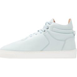 Leandro Lopes Tenisówki i Trampki wysokie baby blue/white. Niebieskie tenisówki damskie marki Leandro Lopes, ze skóry. W wyprzedaży za 706,30 zł.