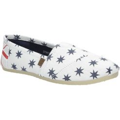 Białe buty tomsy z gwiazdkami Mckey DTN118/16WH. Białe espadryle damskie Mckey, bez wzorów, bez obcasa. Za 28,99 zł.