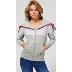 Bluza z wysokim kołnierzem. Szare bluzy damskie Moodo, l, w paski, z bawełny, z długim rękawem, długie, bez kaptura. Za 109,99 zł.