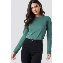 NA-KD Basic Top basic z długim rękawem - Green. Zielone topy damskie marki NA-KD Basic, bez wzorów, z okrągłym kołnierzem. Za 72,95 zł.