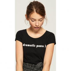 T-shirt z napisem - Czarny. Czarne t-shirty damskie Sinsay, l, z napisami. Za 9,99 zł.