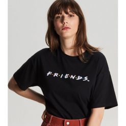 Koszulka Friends - Czarny. Czarne koszulki damskie Cropp, s, bez wzorów, bez kołnierzyka, bez rękawów. Za 59,99 zł.