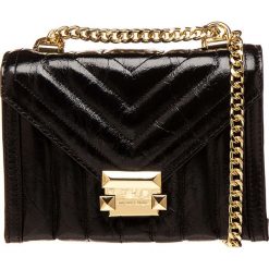 Skórzana torebka "Whitney" w kolorze czarnym - 20 x 13 x 7 cm. Czarne torebki klasyczne damskie Michael Kors Accessoires, w paski, ze skóry, na ramię, pikowane, bez dodatków. W wyprzedaży za 869,95 zł.