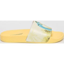TheWhiteBrand - Klapki. Żółte klapki damskie TheWhiteBrand, bez wzorów, ze skóry, bez obcasa, na obcasie. W wyprzedaży za 79,90 zł.