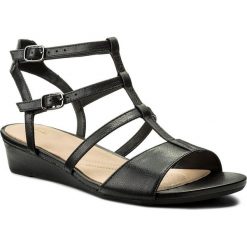 Sandały CLARKS - Parram Spice 261339284 Black Nubuck. Czarne klapki damskie Clarks, bez wzorów, ze skóry, bez obcasa, na obcasie. W wyprzedaży za 199,00 zł.