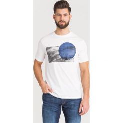 T-SHIRT Armani Exchange. Białe t-shirty męskie Armani Exchange, s, z nadrukiem, z bawełny, z okrągłym kołnierzem. Za 160,30 zł.