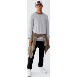 Sweter z kontrastowym obszyciem. Szare swetry klasyczne męskie Pull&Bear, m, z kontrastowym kołnierzykiem. Za 89,90 zł.