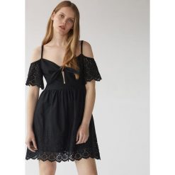 Bawełniana sukienka off shoulder z koronką - Czarny. Czarne sukienki damskie Mohito, w koronkowe wzory, z bawełny, bez kołnierzyka, bez rękawów. W wyprzedaży za 99,99 zł.