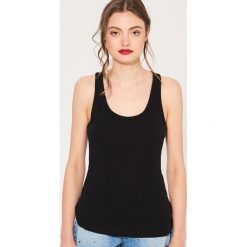 Bawełniany top basic - Czarny. Czarne topy damskie Sinsay, s, bez wzorów, z bawełny, bez kołnierzyka. Za 7,99 zł.