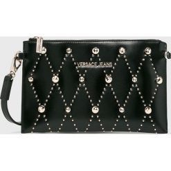 Versace Jeans - Kopertówka. Czarne kopertówki damskie marki Versace Jeans, w paski, z poliesteru, casualowe, na ramię, średnie. W wyprzedaży za 299,90 zł.