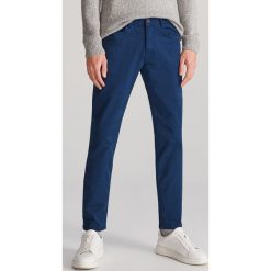 Bawełniane spodnie slim fit - Niebieski. Niebieskie spodnie męskie Reserved, m, bez wzorów, z bawełny. Za 129,99 zł.