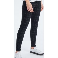 Spodnie push up - Czarny. Czarne spodnie damskie marki Cropp. Za 79,99 zł.