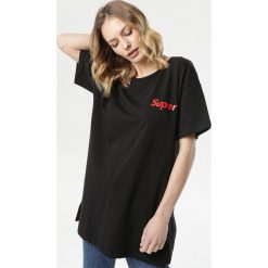 Czarny T-shirt Thoninilla. Czarne bluzki damskie Born2be, s, z nadrukiem, z jeansu, z okrągłym kołnierzem, z krótkim rękawem. Za 49,99 zł.