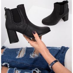 Botki damskie Lily Shoes HQ-10 Czarne. Czarne botki damskie LILY SHOES, z tkaniny, klasyczne, bez obcasa, na obcasie, bez zapięcia. Za 89,00 zł.