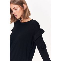 CIENKI SWETER Z FALBANKAMI NA RĘKAWACH. Czarne swetry oversize damskie marki Top Secret, na zimę, z dzianiny. W wyprzedaży za 49,99 zł.
