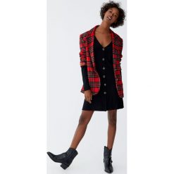 Sukienka z prążkowanego materiału z guzikami. Czarne sukienki damskie Pull&Bear, bez wzorów, prążkowane, bez kołnierzyka, bez rękawów. Za 69,90 zł.