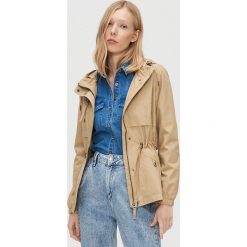 Lekka parka - Beżowy. Brązowe parki damskie Cropp, s, bez wzorów, bez kaptura. Za 159,99 zł.