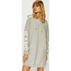 Calvin Klein Jeans - Sukienka. Szare sukienki damskie dzianinowe marki Calvin Klein Jeans, na co dzień, s, z nadrukiem, casualowe, z kapturem, mini. Za 539,90 zł.