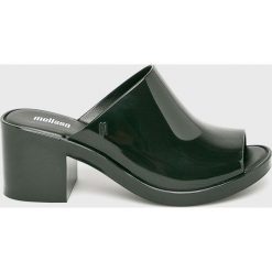 Melissa - Klapki. Czarne klapki damskie marki Melissa, bez wzorów, z gumy, bez obcasa, na obcasie. Za 369,90 zł.