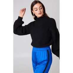 Swetry klasyczne damskie: NA-KD Trend Sweter z dzianiny z bufiastym rękawem – Black