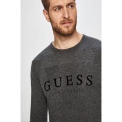 Guess Jeans - Sweter. Szare swetry męskie Guess Jeans, s, z aplikacjami, z wiskozy, z okrągłym kołnierzem, bez kaptura. W wyprzedaży za 259,90 zł.