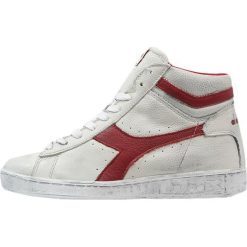 Diadora GAME Sneakersy wysokie white/red pepper. Białe sneakersy męskie marki Diadora, bez wzorów, ze skóry, bez zapięcia. Za 379,00 zł.