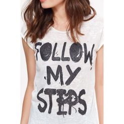 T-SHIRT DAMSKI Z NADRUKIEM. Białe t-shirty damskie marki TROLL, s, z nadrukiem, z bawełny, bez kołnierzyka. W wyprzedaży za 19,99 zł.