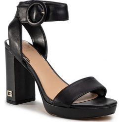 Sandały GUESS - Brendy FL6BRY LEA03 BLACK. Czarne klapki damskie Guess, z aplikacjami, ze skóry ekologicznej, bez obcasa, na obcasie. Za 659,00 zł.
