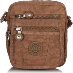 Brązowa MAŁA TORBA SASZETKA NA RAMIĘ Z MIKROFIBRY BAG STREET. Brązowe torby na ramię męskie Bag Street, w paski, z mikrofibry, na ramię, małe. Za 54,90 zł.