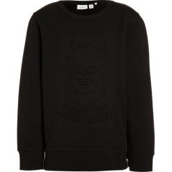 Name it NITBATMAN Bluza black. Czarne bluzy chłopięce Name it, z bawełny. W wyprzedaży za 125,10 zł.