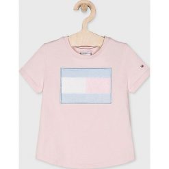 Tommy Hilfiger - Top dziecięcy 104-176 cm. Różowe bluzki dziewczęce TOMMY HILFIGER, z aplikacjami, z bawełny, z okrągłym kołnierzem, z krótkim rękawem, krótkie, bez kaptura. W wyprzedaży za 99,90 zł.