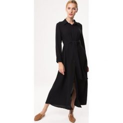Czarna sukienka maxi z wiązaniem w talii. Czarne sukienki damskie Born2be, na imprezę, s, w paski, z tkaniny, klasyczne, z klasycznym kołnierzykiem, z długim rękawem, długie, maxi, rozkloszowane. Za 129,99 zł.