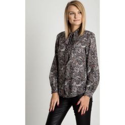 Koszula z wiązaniem przy szyi BIALCON. Szare koszule wiązane damskie marki BIALCON, na jesień, eleganckie, z klasycznym kołnierzykiem. W wyprzedaży za 139,00 zł.