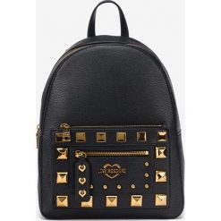 Love Moschino Plecak Czarny. Czarne plecaki damskie Love Moschino, bez wzorów, z materiału. Za 984,95 zł.