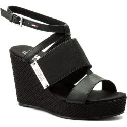 Sandały TOMMY JEANS - Material Mix Wedge Sandal EN0EN00048 Black 990. Czarne klapki damskie marki Tommy Jeans, bez wzorów, z jeansu, bez obcasa, na obcasie. W wyprzedaży za 219,00 zł.
