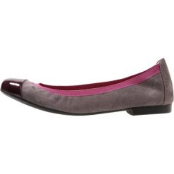 Pretty Ballerinas ANGELIS Baleriny shade bordo/angelis canan/morado. Szare baleriny damskie marki Pretty Ballerinas, bez wzorów, ze skóry, klasyczne, bez obcasa. Za 629,00 zł.