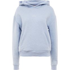 Holzweiler HANG ON Bluza z kapturem light blue melange. Niebieskie bluzy damskie marki Holzweiler, m, bez wzorów, z elastanu, bez rękawów, z kapturem. Za 739,00 zł.