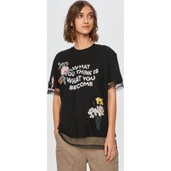 Desigual - T-shirt. Czarne bluzki damskie Desigual, s, z nadrukiem, z bawełny, casualowe, z okrągłym kołnierzem, z krótkim rękawem. Za 399,90 zł.