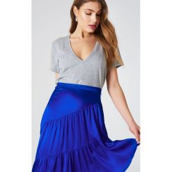 NA-KD Basic T-shirt z dekoltem V - Grey. Szare t-shirty damskie marki NA-KD Basic, bez wzorów, z bawełny, bez kołnierzyka. Za 52,95 zł.