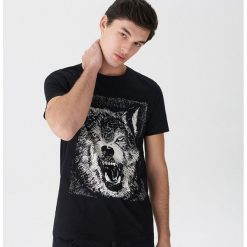 T-shirt z wilkiem - Czarny. Czarne t-shirty męskie marki House, s, bez wzorów, bez kołnierzyka. Za 39,99 zł.