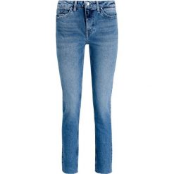 Jeansy Regular Fit TOMMY HILFIGER WW0WW25651. Niebieskie jeansy damskie TOMMY HILFIGER, bez wzorów, z elastanu. W wyprzedaży za 229,00 zł.