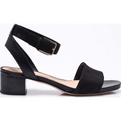 Clarks - Sandały Orabella Rose. Czarne klapki damskie marki Clarks, bez wzorów, ze skóry, bez obcasa, na szpilce. W wyprzedaży za 219,90 zł.