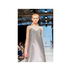 NO GLITTER NO PARTY Srebrna Sukienka Jerry. Szare sukienki na komunię marki Jolie su, na imprezę, xs, z bawełny, z włoskim kołnierzykiem, midi. Za 224,50 zł.